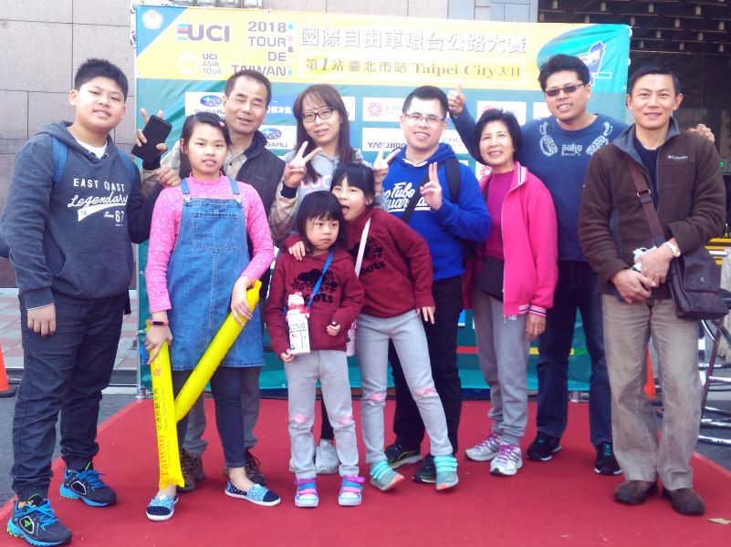龔文信(右二)和弟弟龔文傑(右四)帶家人到場看國際自由車環台賽，巧遇裕進單車隊車友。中華民國自由車協會／提供。