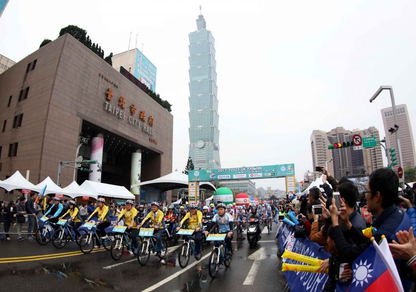 國際自由車環台賽第一站在台北市政府前熱鬧登場。林嘉欣／攝影。