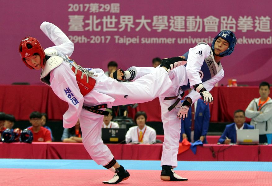 團體對打賽冠軍戰，中華B隊陳建溥（右）技壓南韓選手。2017臺北世大運組委會／提供。