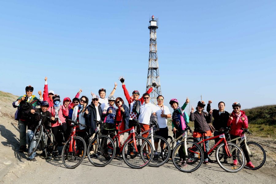 踩線團和國聖港燈塔合影。中華民國自行車騎士協會／提供。