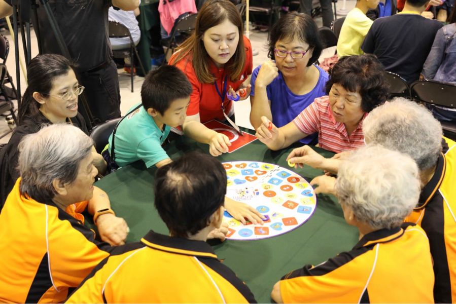 富邦人壽推廣「趣玩桌遊防失智」，首度舉辦桌遊大賽讓大小朋友跨齡共樂。