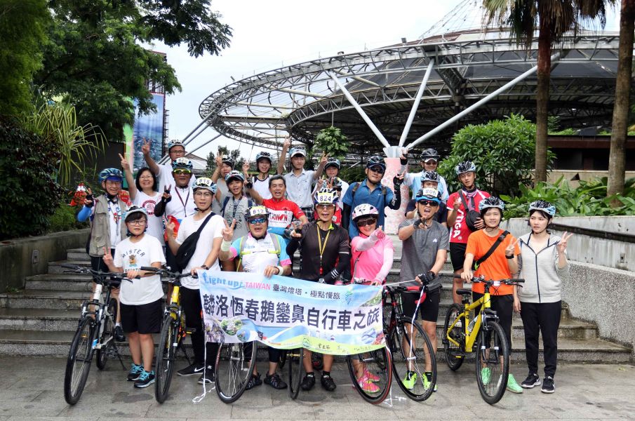 參加麟洛恆春鵝鑾鼻自行車之旅的車友們在六堆客家文化園區前合影。中華民國自行車騎士協會／提供。