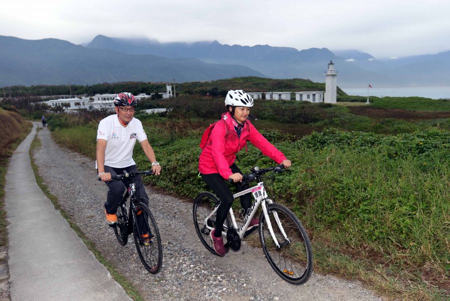 結合無敵海景，被稱為花蓮私房景點的奇萊鼻燈塔也很適合騎鐵馬一遊。中華民國自行車騎士協會／提供。
