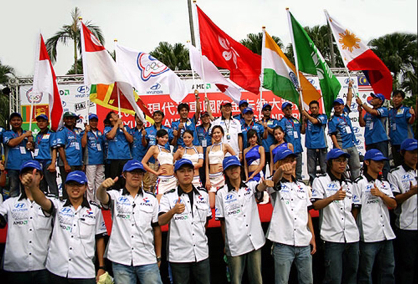 2005年的台灣金卡納國際大獎賽便是依循奧會模式，以奧會旗作為代表。賽車會／提供。