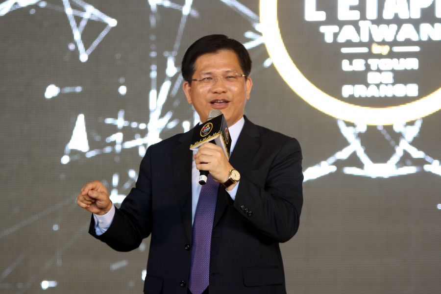 台中市長林佳龍(中)希望透過環法單站業餘挑戰賽，讓世界看見台灣和台中。騰風國際整合行銷／提供。