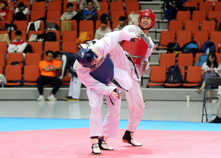 台加混血兒郎大維(右)參加臺北世大運跆拳道測試賽。2017臺北世大運組委會／提供。