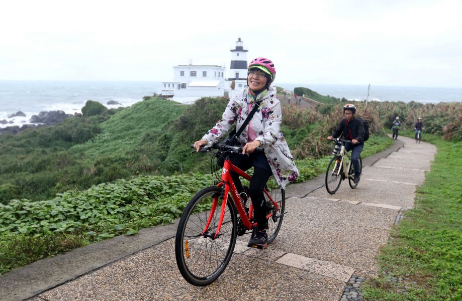 踩線團開心體驗騎鐵馬遊燈塔。中華民國自行車騎士協會／提供。