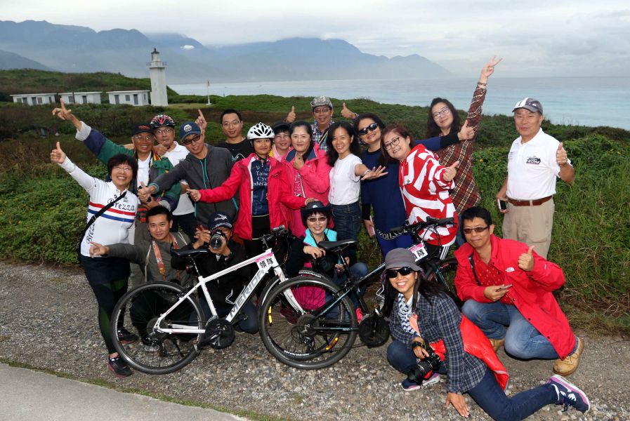 騎士協會踩線團和奇萊鼻燈塔合影。中華民國自行車騎士協會／提供。