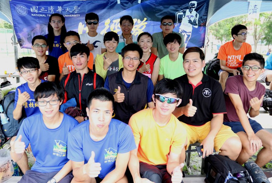 張祐華(第二排左三)帶清華大學選手參加全大運。林嘉欣／攝影。