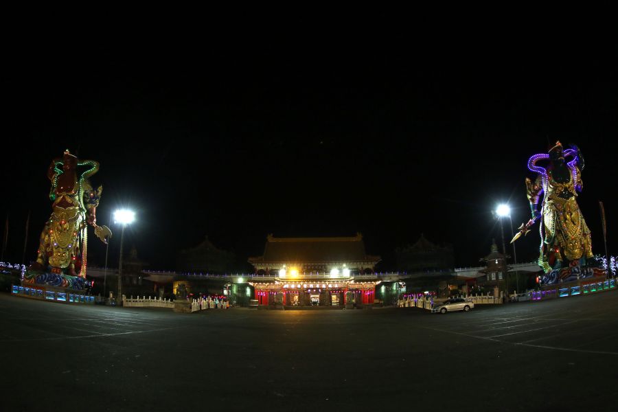 踩線團首日入住正統鹿耳門聖母廟香客大樓夜景。中華民國自行車騎士協會／提供。