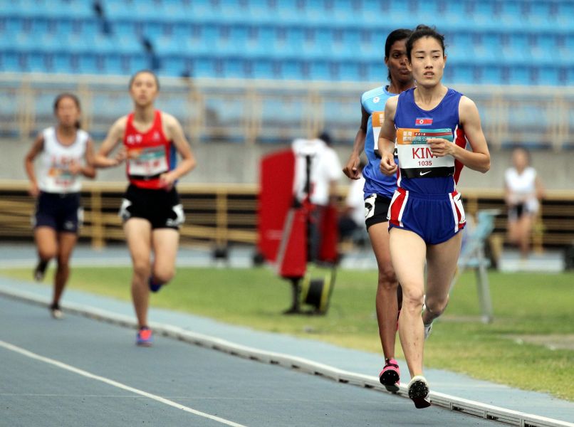 北韓金賢希(前)在2018台灣田徑公開賽女子1500公尺第四度封后。林嘉欣／攝影。