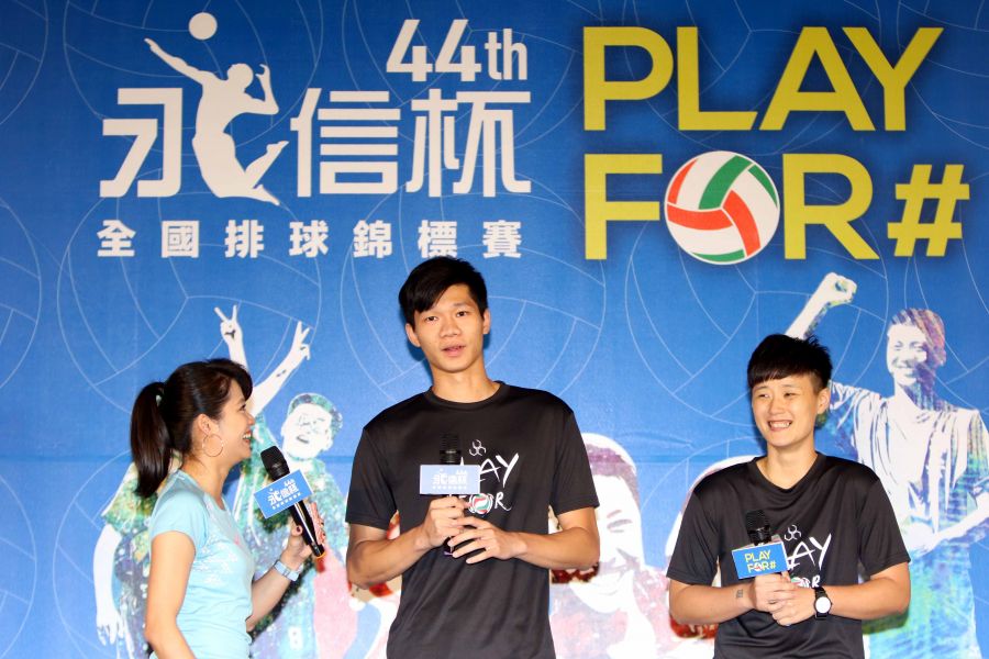 台北世大運中華隊舉球員林國鈞(中)和前世大運女排賽金牌成員鄧衍敏(右)應邀出席記者會。林嘉欣／攝影。