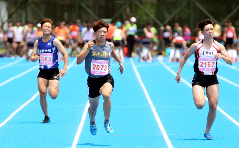 胡家蓁(左二)在全大運女子百公尺預賽飆出11秒79個人最佳成績。林嘉欣／攝影。