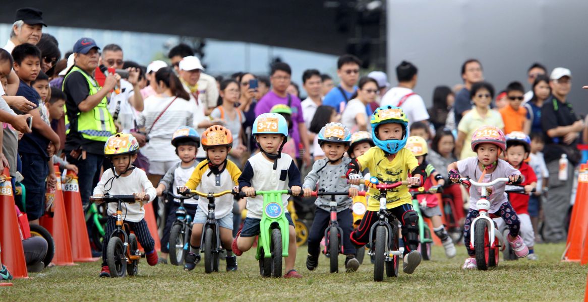 可愛指數破表的滑步車賽是日月潭嘉年華會重頭戲之一。中華民國自行車騎士協會／提供。