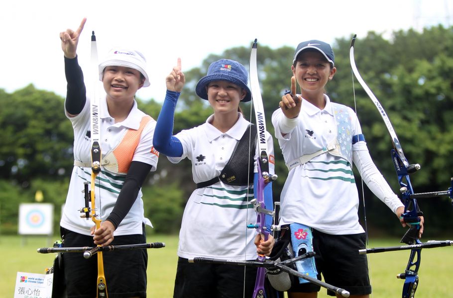 國立體大A隊張心怡(左起)、林昱萱和林佳恩拿下理事長盃射箭賽女子反曲弓團體賽第一名。林嘉欣／攝影。