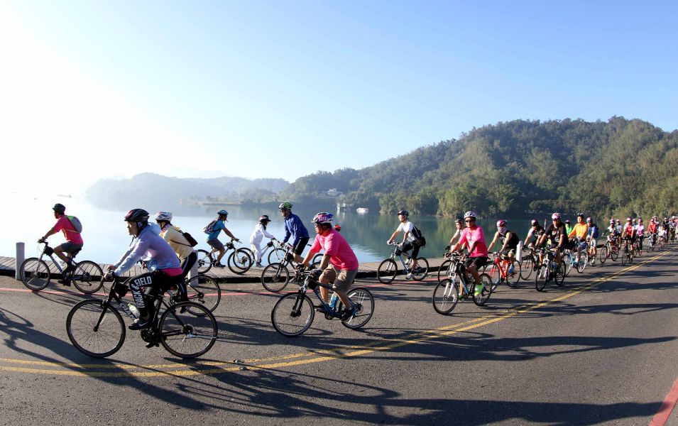 日月潭湖光水色怡人。中華民國自行車騎士協會／提供。