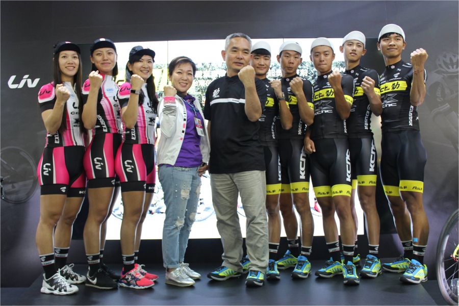 01：前勁職業車隊、臺中市女子隊選手與巨大集團行銷長劉素娟(左四)、徐瑞德教練(左五)合影。捷安特／提供。