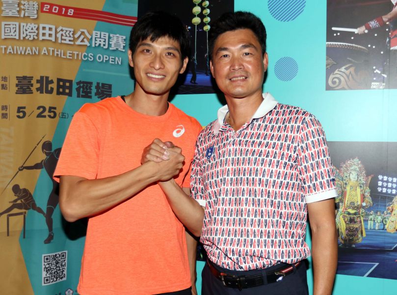 李奎龍(左)和教練許唐漢。林嘉欣／攝影。