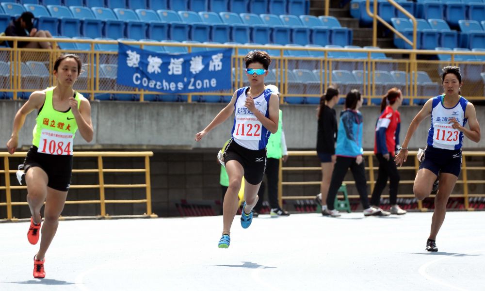 臺灣體大余思屏（中）奪得大女甲組400公尺金牌。林嘉欣／攝影。