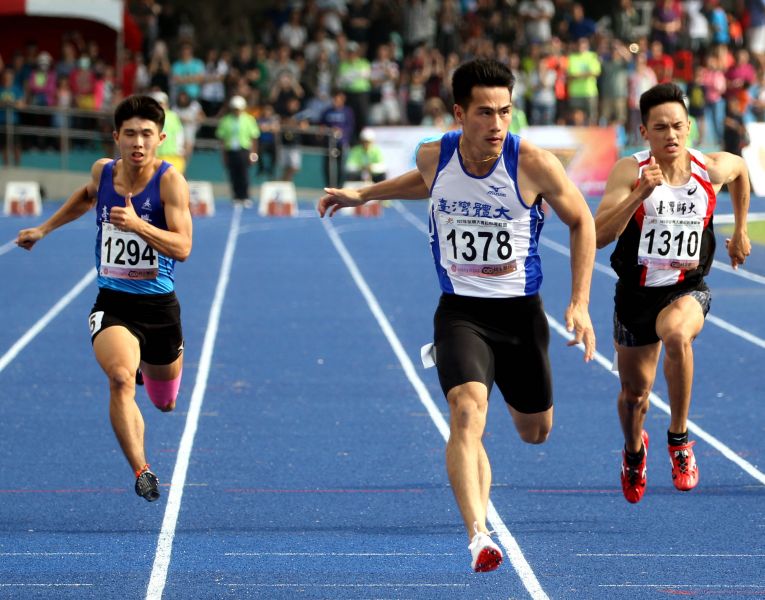 台灣體大楊俊瀚(前)在全大運一百公尺預賽和準決賽都排第一。林嘉欣／攝影。