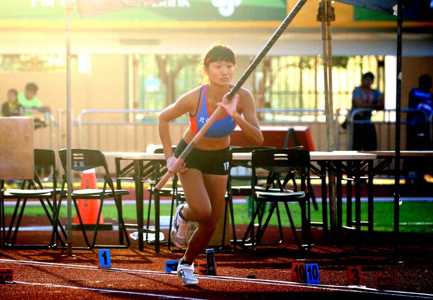 林映彤在宜蘭全運會女子撐竿跳高以4公尺整封后，成為全運史上最年輕女子撐竿跳高金牌得主。林嘉欣／攝影。