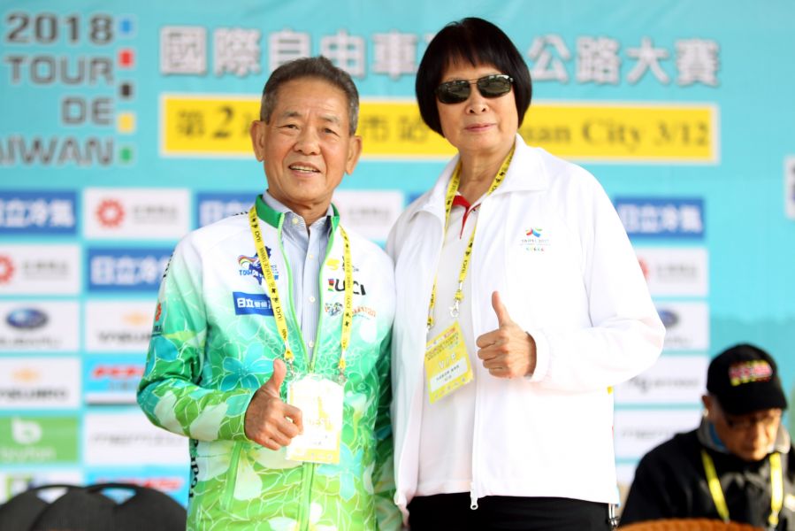 新科田徑協會理事長葉政彥(左)和「飛躍的鈴羊」紀政，中華民國自由車協會／提供。
