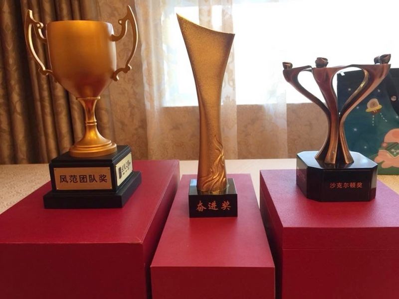 東吳大學商學院EMBA戈13代表隊榮獲「沙克爾頓獎」、「奮進獎」。