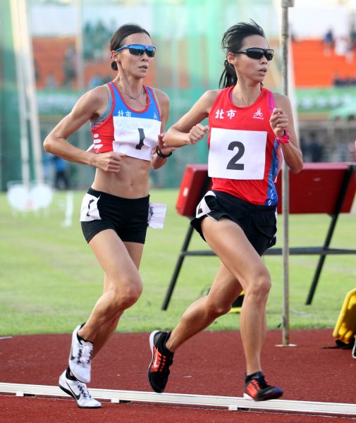 台北市謝千鶴(左)和曹純玉包辦全運女子一萬公尺金銀牌。林嘉欣／攝影。