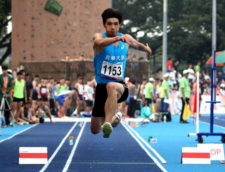 李奎龍在全大運公開男子組三級跳遠，以16公尺06打破高懸30年的「乃慧芳障礙」。林嘉欣／攝影。