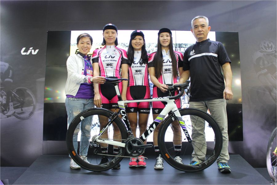 臺中市女子隊與巨大集團行銷長劉素娟(左一)、徐瑞德教練(右一)合影。捷安特／提供。