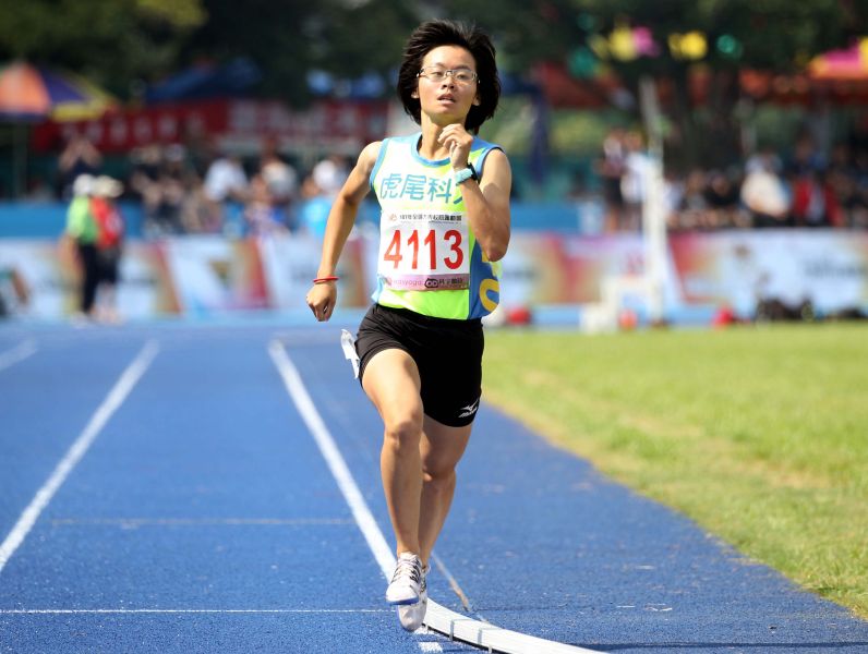 154公分的虎科大仝玉潔在一般女生組1500公尺預賽破大會。林嘉欣／攝影。