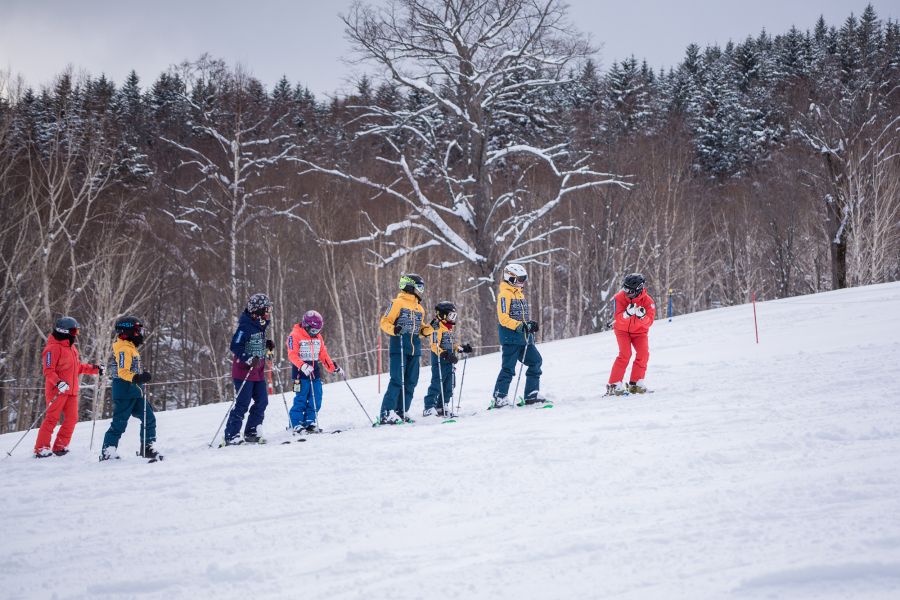 06-中華民國滑雪滑草協會莊教練(右一)，與鄒教練(左一)，一前一後指導培訓選手滑雪技巧。圖/公關提供