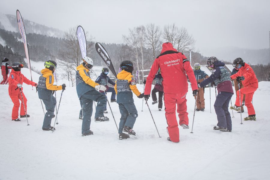 Club Med Ski School台灣教練 William Wang(右三)共同協助本次培訓。圖/公關提供