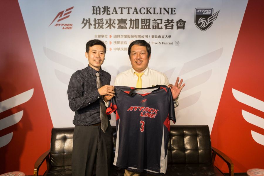 珀兆企業李沛諴總經理(左)致贈紀念球衣予越南俱樂部代表Mr. THAI BUU LAM(右)。圖/名衍行銷提供