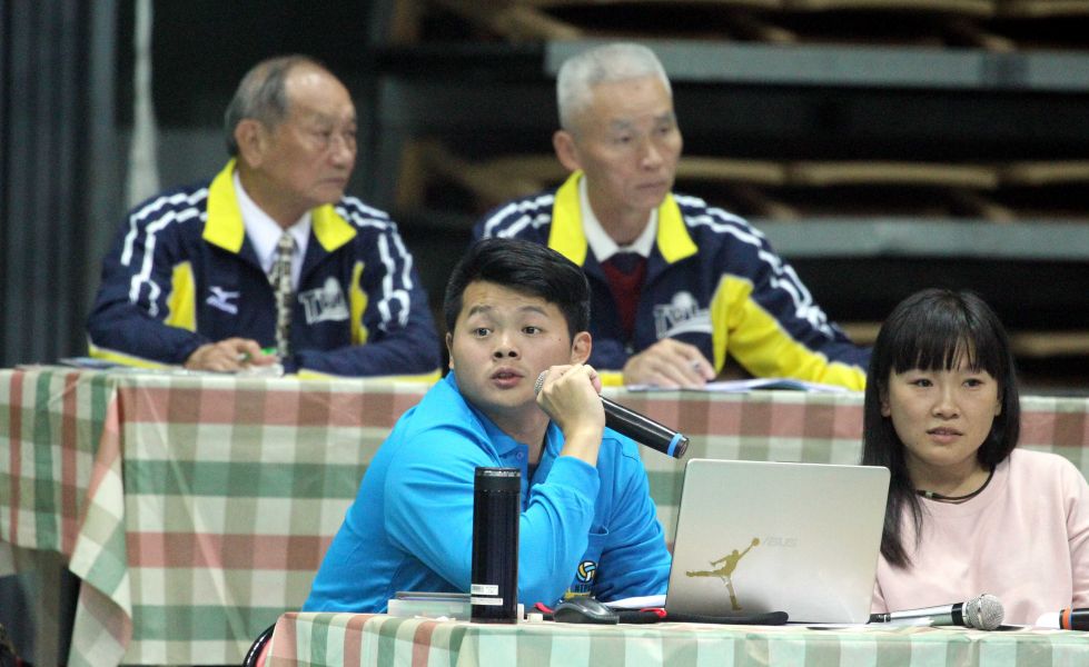 華僑高中男排隊教練何政倫(前排左)企排播報員處女秀超緊張。林嘉欣／攝影。