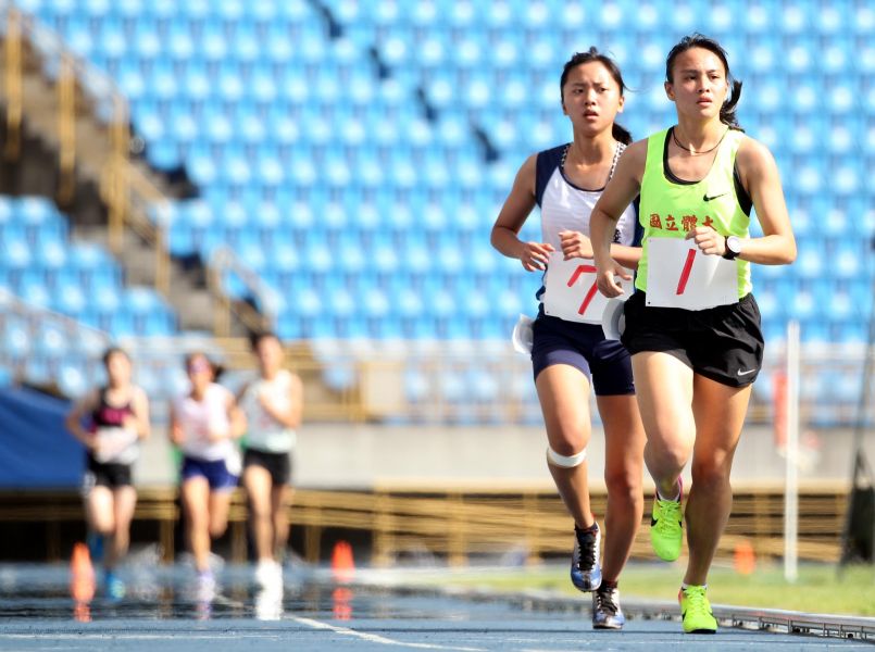國體大賴庭萱（右）摘得大女甲組5000公尺后冠。林嘉欣／攝影。