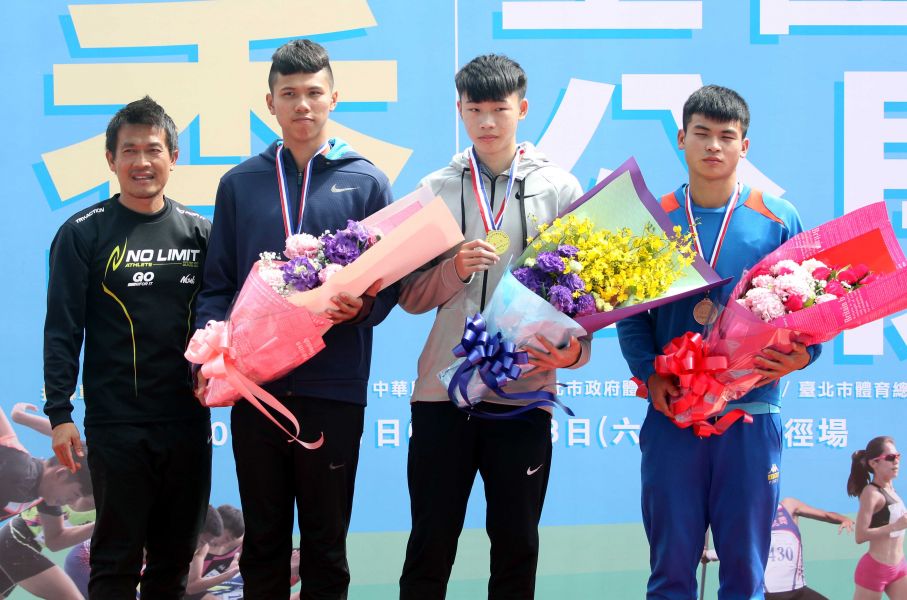 文華佑(右二)勇奪台北市春季全國田徑公開賽高中男子跳遠金牌。林嘉欣／攝影。