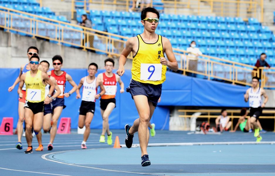 成功大學楊晁青（前）摘得大男乙組5000公尺金牌。林嘉欣／攝影。