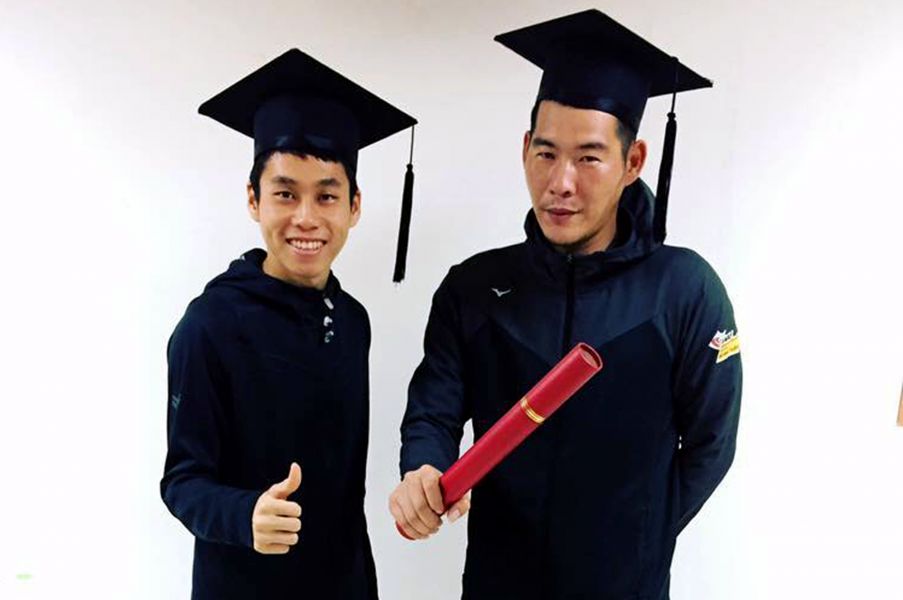 終於拿到畢業證書，陳鴻傑(右)開心地和同學陳秉豐合照。陳鴻傑／提供。