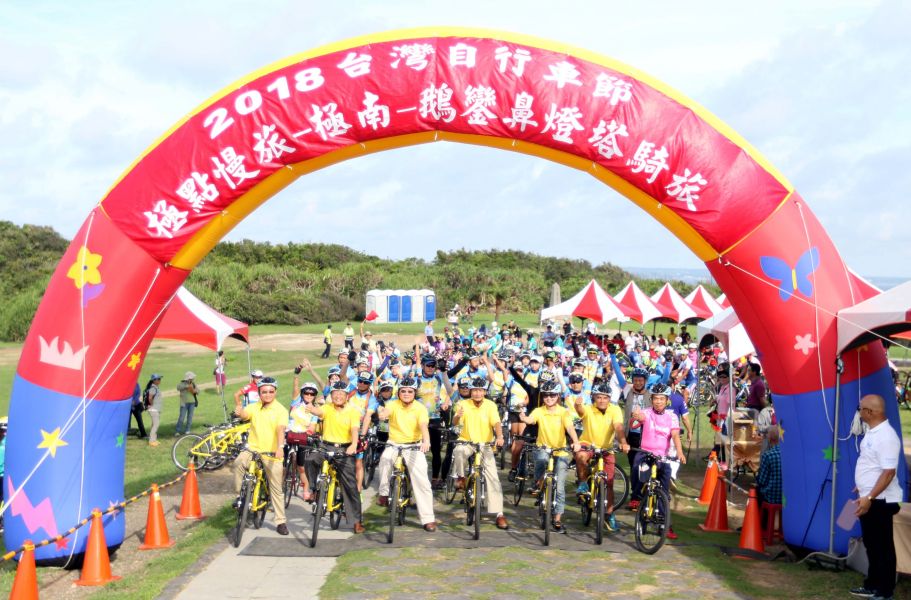 2018極點慢旅鵝鑾鼻站由長官領騎。中華民國自行車騎士協會／提供。