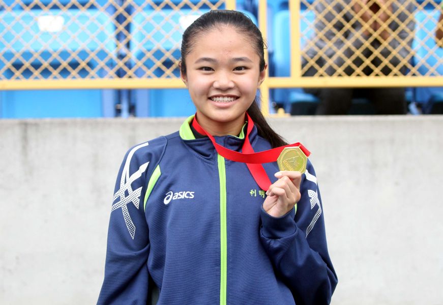  楊睿萱開心拿到國女四百公尺大會金牌。林嘉欣／攝影。