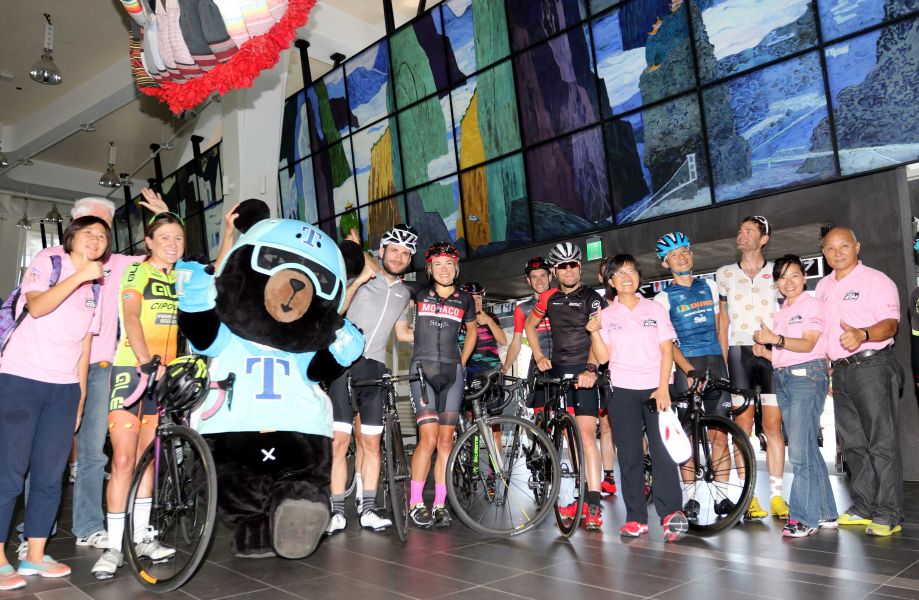 亮點選手在太魯閣車站前的琉璃壁畫前合影。中華民國自行車騎士協會／提供。