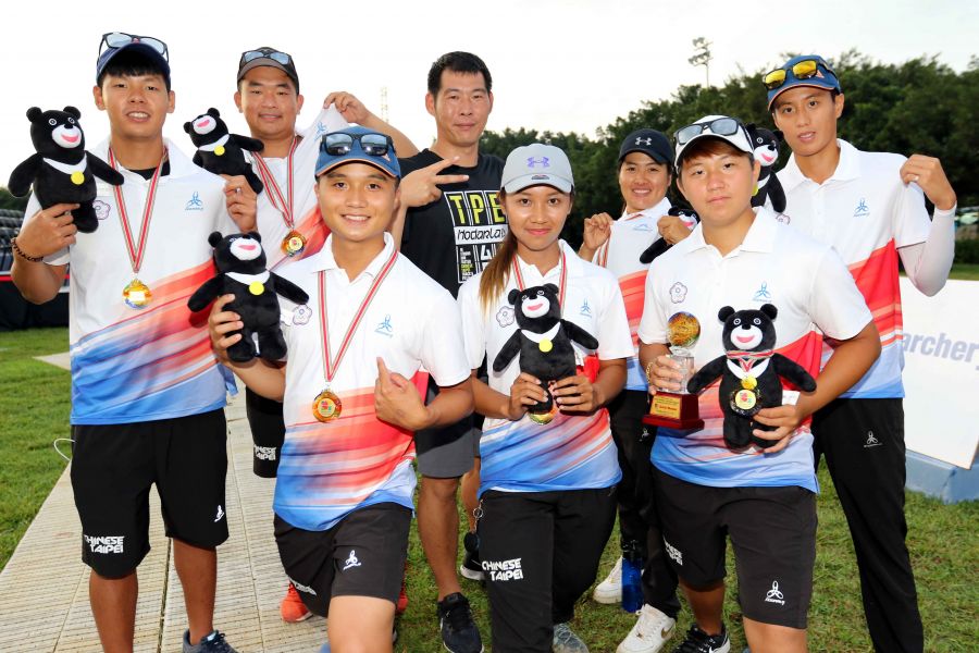 今年中華射箭隊的服裝是由陳鴻傑(後排左三)的威達運動有限公司承製。林嘉欣／攝影。
