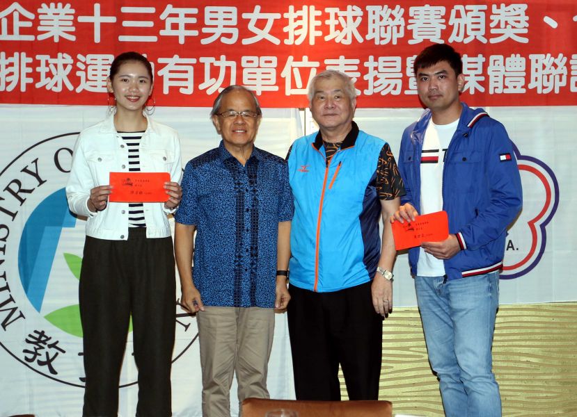 企業13年排球聯賽得分后陳姿雅(左)和得分王黃世豪(右)。林嘉欣／攝影。