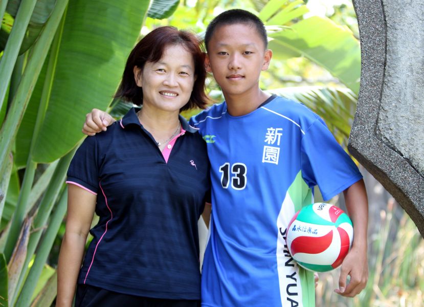 新園國中教練郭明香(左)的兒子陳冠丞是位「排球寶寶」。林嘉欣／攝影。