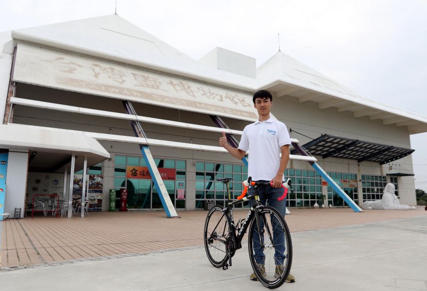 9月16日七股國聖港挑戰起點，就是王胤之背後的台灣鹽業博物館。中華民國自行車騎士協會／提供。