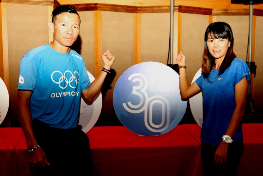 奧林匹克路跑活動大使陳瑋琳(右)和蘇志濱林嘉欣／攝影。