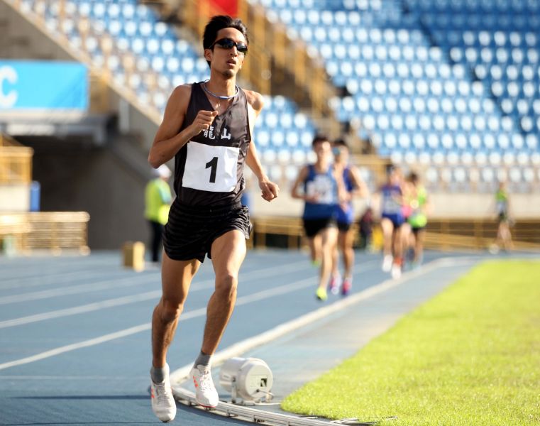 台北市春季全國田徑公開賽，李奇儒以15:13.56一馬當先在五千公尺稱王。林嘉欣／攝影。