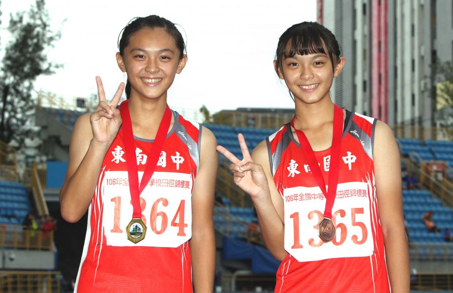  「最速雙胞胎」張秝羚(左)和張秝榕包辦國女一百公尺金、銅牌並破大會。林嘉欣／攝影。