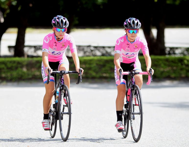 Liv宜蘭女子隊葉羽霜(左)和陳姿吟參加2017臺灣自行車登山王挑戰。中華民國自行車騎士協會／提供。